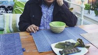 Sedang berada di London sepertinya Pak JK kangen masakan kampung halaman. Ia pun menyantap semangkuk coto makassar dengan kuah gurih. Foto: Istimewa