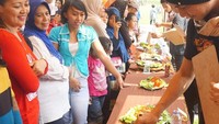Anji juga sempat didapuk jadi juri lomba memasak ikan mas dan nila. Tadi ada lomba memasak ikan. 22 peserta dan saya nyobain semua. Lumayan blenger juga. Tapi enak-enaaak, tulis pria yang sering pakai topi ini. Foto: Instagram duniamanji