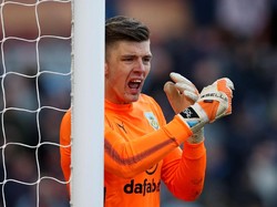 Liverpool butuh kiper setelah blunder Loris Karius. Simon Mignolet pun sudah ditepikan akibat masalah serupa. Salah satu nama yang kabarnya dibidik The Reds adalah kiper Inggris Nick Pope. Daily Mail menyebut Liverpool siap mengajukan tawaran 15 juta poundsterling untuk kiper Burnley itu. (Foto: Andrew Yates/Reuters)