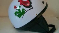 Masih berupa helm, kali ini bentuk helmnya model retro klasik. Biasanya dipakai para pengendara motor Vespa nih. Foto: Istimewa