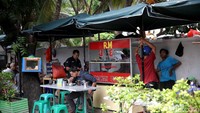 PKL tak berspanduk OK OCE ini mengaku selama ini aman-aman saja berjualan di atas trotoar.