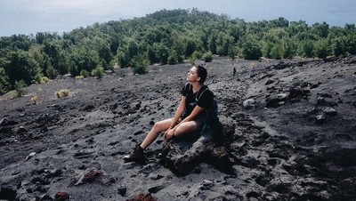 Naik Gunung Seperti Alexa Key, Cara Seru Jaga Kebugaran