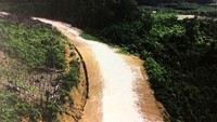 Pembangunan jalan paralel perbatasan memiliki lebar minimal 7 meter dan ruang milik jalan minimal 25 meter. Pembangunan jalan perbatasan memiliki strategis karena selain sebagai fungsi pertahanan dan keamanan negara, juga sekaligus membuka dan menumbuhkan ekonomi kawasan perbatasan. Pool/Kementerian PUPR.