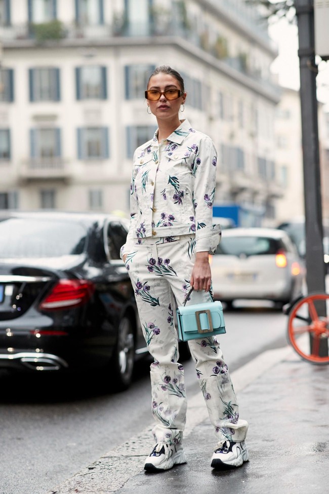 Tren ugly sneakers yang sedang mendominasi koleksi rumah mode dunia dipadukan dengan setelan bermotif sama. Nyeleneh tapi unik. Foto: Istimewa