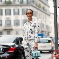 Tren ugly sneakers yang sedang mendominasi koleksi rumah mode dunia dipadukan dengan setelan bermotif sama. Nyeleneh tapi unik. Foto: Istimewa