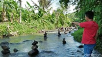 Batu bersusun buatan Rahmat berdiri setinggi 1 meter, ada 8 susun batu dengan kondisi terbawah batu besar dan mengecil ke atas. Foto: Syahdan Alamsyah