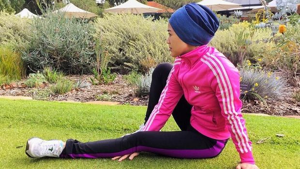 Tips Pilih Hijab untuk Yoga ala Lisa Namuri