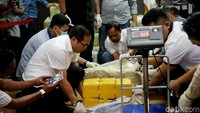 Kasus sabu 1,6 ton di Perairan Kepri Riau terus diusut. Kini, alat navigasi kapal MV Min Lian Yu Yun 61870 yang mengangkut sabu tersebut diperiksa Puslabfor Polri.