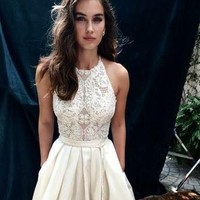 Anda yang suka tampil klasik mungkin bisa mempertimbangkan potongan leher tinggi pada busana pernikahan. Gaun pengantin dengan bagian dada dan leher tertutup diprediksi akan jadi tren pernikahan 2018. Foto: Pinterest