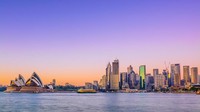 Foto: Sydney Opera House di Sydney tidak hanya membuat Australia menjadi terkenal. Namun, pemandangan tatkala laut berpadu dengan warna sore menjadikan pemandangannya sangat menyejukan raga. (Thinkstock)