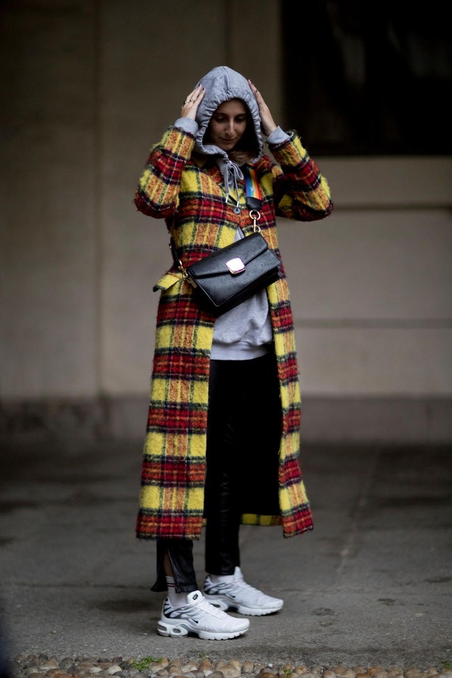 Ketika kamu ingin lebih eksploratif untuk urusan busana, padukan dengan sneakers putih supaya gaya kamu tetap seimbang dan nggak terlalu ramai di mata. Foto: Istimewa