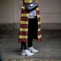 Ketika kamu ingin lebih eksploratif untuk urusan busana, padukan dengan sneakers putih supaya gaya kamu tetap seimbang dan nggak terlalu ramai di mata. Foto: Istimewa