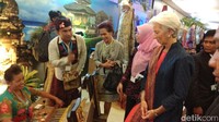 Pagi tadi, Lagarde menghadiri High Level Conference Annual Meetings 2018 di Hotel Fairmont Jakarta. Lagarde sempat mengunjungi beberapa tenant pameran yang berisi berbagai baju dan kain adat dari Indonesia. ( Foto: Selfie Miftahul Jannah)