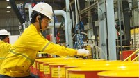 Seorang petugas Shell sedang melakukan pengecekan produksi pelumas Shell Marine 40 di Pabrik Shell LOBP Marunda pada Selasa (22/2/2018). Foto: dok. Shell