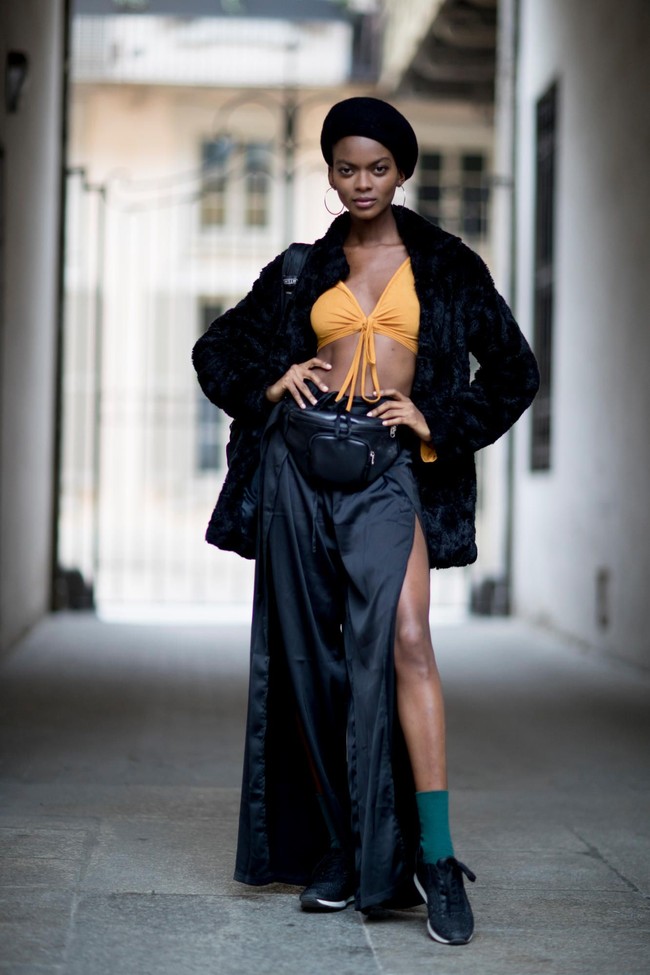 Fashionista ini buktikan kalau sneakers tak akan menghilangkan aura seksimu. Foto: Istimewa