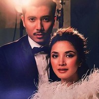 Pada foto prewedding, Fazura juga tampak memukau dengan gaun yang terlihat seperti angsa. Foto: Instagram