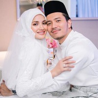 Mengenakan hijab putih dengan makeup flawless, Fazura tampak memesona di hari akad pernikahannya itu. Foto: Instagram