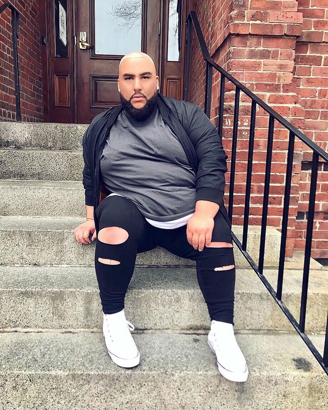 Ia tampil stylish dengan busana-busana ukuran besar. Di banyak postingannya fotonya, Arcadio memberikan pesan body positivity.  Foto: Instagram