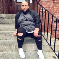 Ia tampil stylish dengan busana-busana ukuran besar. Di banyak postingannya fotonya, Arcadio memberikan pesan body positivity.  Foto: Instagram