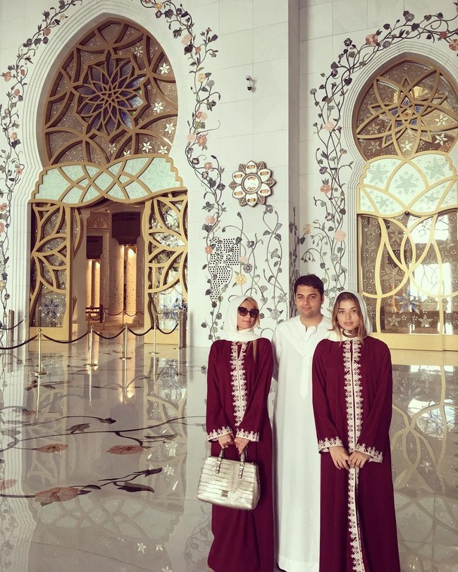Paris Hilton juga tampil tertutup saat mengunjungi Masjid Agung Sheikh Zayed. Berbeda dengan artis lain yang memakai jubah hitam, ia memakai abaya warna merah marun dan scarf panjang. Foto: Instagram