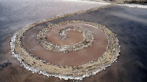 Di Balik Misteri Seni Batu Bersusun Karya Robert Smithson