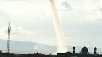 Peristiwa puting beliung dan hujan es terjadi di sekitar Danau Tempe di Kabupaten Wajo, Sulawesi Selatan. Puting beliung itu digolongkan sebagai belalai air alias waterspout. Foto: zulkipli