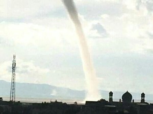 Belalai Air yang Menjulang di Danau Tempe Akibat Awan di Pancaroba