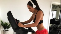 Menurut Kayla awal kecintaannya terhadap olahraga bermula saat masih remaja. Ketika itu dirinya sakit-sakitan sampai akhirnya ia mencoba iseng ke gym dan merasa jadi lebih bugar. (Foto: Instagram/kayla_itsines)