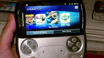 Ponsel gaming Sony Ericsson Xperia Play memang tak begitu sukses ketika dirilis tahun 2011. Namun sekarang mungkin saja ia bakal meledak karena semakin banyak orang gandrung game mobile. Foto: istimewa