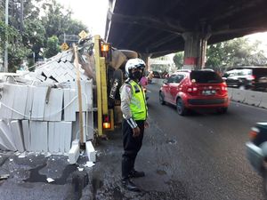 Truk Terguling di DI Panjaitan Jaktim, Muatan Hebel Berserakan