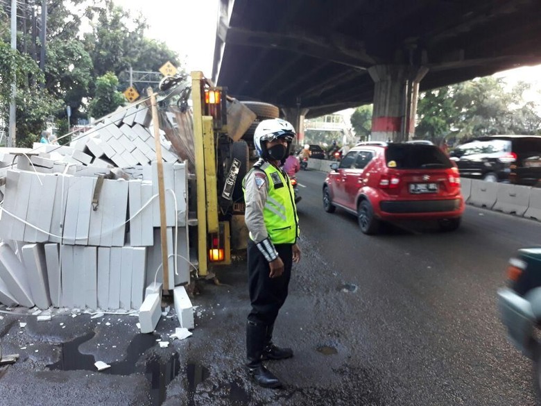 Kendaraan Lebihi Muatan, Merugikan Negara Foto: Truk terguling di DI Panjaitan. (Dok Istimewa). Kendaraan Lebihi Muatan, Merugikan Negara Foto: Truk terguling di DI Panjaitan. (Dok Istimewa).
