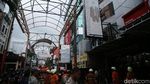 Perjuangan Petugas Damkar Padamkan Api di Pasar Baru