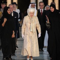 Ratu Elizabeth juga pernah mengunjungi masjid ini pada tahun 2010. Ia tampil stylish mengenakan dress bernuansa keemasan dengan topi yang dipadukan dengan scarf. Foto: Instagram