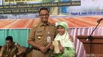 Foto: Saat Anies Cium Tangan Siswa SD di Jakbar