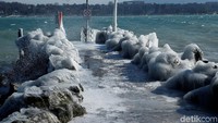 Dermaga jadi terlihat menarik dengan hamparan es. REUTERS/Denis Balibouse.