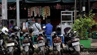 Puluhan PKL tersebut sebelumnya ketahuan memasang spanduk OK OCE dan berdagang di atas trotoar.