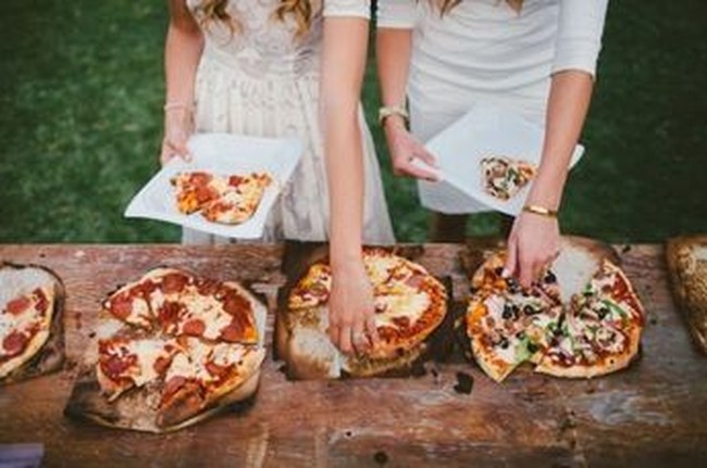 Para millennial yang menginginkan konsep lebih kasual mendorong munculnya tren buffet pizza di acara pernikahan. Tren pernikahan 2018 ini bisa akan membuat teman-teman Anda pecinta pizza sangat senang. Foto: Pinterest
