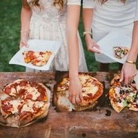 Para millennial yang menginginkan konsep lebih kasual mendorong munculnya tren buffet pizza di acara pernikahan. Tren pernikahan 2018 ini bisa akan membuat teman-teman Anda pecinta pizza sangat senang. Foto: Pinterest