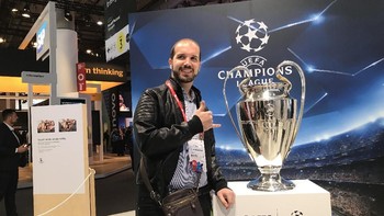 Sony diketahui menjadi Sponsor UEFA Champions League. Piala Champion pun dipajang di sana dan banyak pengunjung berfoto. (Foto: detikINET/Achmad Rouzni Noor II)