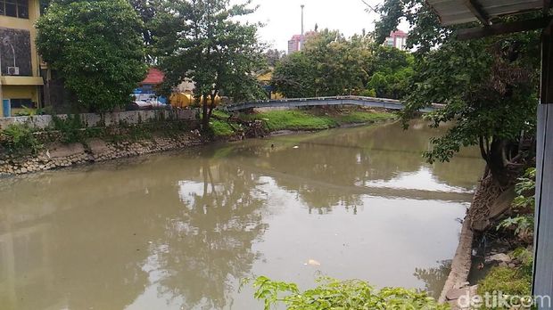 Penampakan Kali Sunter siang ini, foto diambil pukul 13.51 WIB