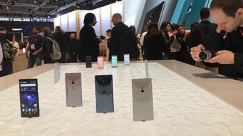 Sony Xperia XZ2 dan Xperia XZ2 Compact dibekali fitur tahan air berkat sertifikasi IP65/IP68. Kedua smartphone ini telah menjalankan sistem operasi Android Oreo 8.0.  (Foto: detikINET/Achmad Rouzni Noor II)