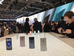 Ramai-ramai Menjajal Duet Xperia XZ2