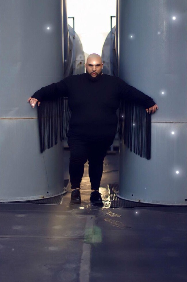 Pria bertubuh gemuk seberat 183 kg sempat tidak percaya diri dengan penampilannya. Tapi saat ini, pria bernama Arcadio Del Valle itu telah menemukan kepercayaan dirinya. Ia pun percaya diri berpose high fashion ala fashion blogger di Instagramnya.  Foto: Instagram