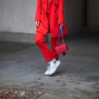 Classic Color-blocking. Permaian tabrak-warna bisa jadi opsi supaya busana polos nggak terasa monoton. Pilih sneakers putih untuk memberi sentuhan elegan. Foto: Istimewa