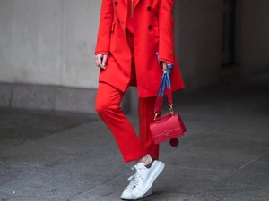 Foto: Inspirasi Gaya Sneakers Kekinian dari Street Style Milan Fashion Week