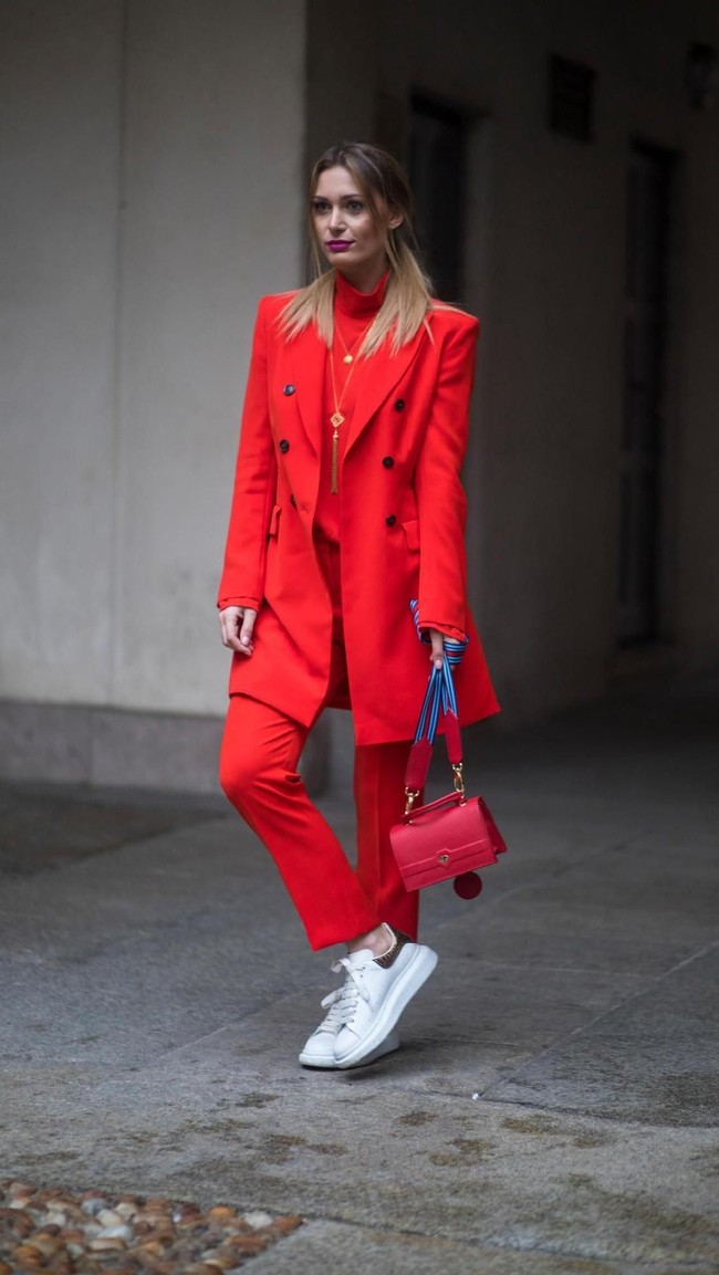 Classic Color-blocking. Permaian tabrak-warna bisa jadi opsi supaya busana polos nggak terasa monoton. Pilih sneakers putih untuk memberi sentuhan elegan. Foto: Istimewa