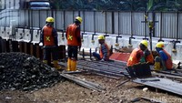 Para pekerja menyiapkan material untuk terus menggenjot proyek pembangunan tol layang Jakarta-Cikampek.