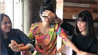Firrina dibuat malu oleh sahabatnya itu di salah satu mall. Dilihat dari akun Instagramnya, ia berpakaian seperti biduan dangdut. Foto: Dok. Instagram/aquilafirrina