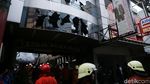 Perjuangan Petugas Damkar Padamkan Api di Pasar Baru