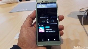 Sony Xperia XZ2 memiliki ukuran layar 5,7 inch beresolusi Full HD+ dan HDR. Karena mengusung desain layar penuh, aspek rasionya kini 18:9. (Foto: detikINET/Achmad Rouzni Noor II)